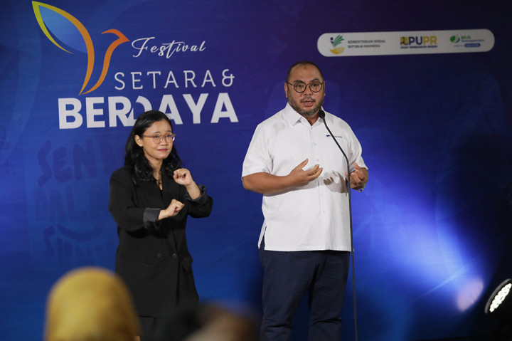 CEO Media Group Network, Mohammad Mirdal Akib menyampaikan sambutan saat pembukaan Festival Setara dan Berdaya Media Indonesia di Lobi Grand Metro TV Kedoya, Jakarta Barat, Rabu, 7 Desember 2022.