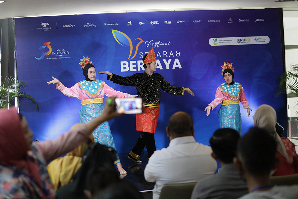 Penyandang disabilitas menari saat Festival Setara dan Berdaya Media Indonesia di Lobi Grand Metro TV Kedoya, Jakarta Barat. Festival Setara dan Berdaya sebagai bagian dari rangkaian HUT ke-53 Media Indonesia dilaksanakan pada 7 hingga 8 Desember 2022 di Lobi Grand Metro TV Kedoya, Jakarta Barat.