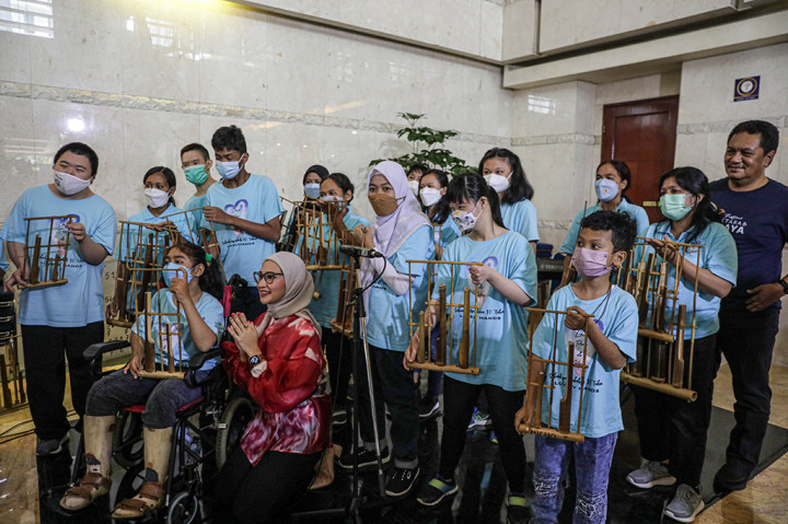 Staf Khusus Presiden Bidang Sosial Angkie Yudistia (tengah) didampingi Direktur Utama Media Indonesia Gaudensius Suhardi (kanan belakang) bersama anak-anak penyandang disabilitas saat bermain alat musik Angklung pada pembukaan Festival Setara dan Berdaya. Rangkaian kegiatan Festival Setara dan Budaya terdiri atas pameran, pelatihan, dan hiburan. Acara ini terbuka untuk para disabilitas, para pegiat dunia disabilitas, serta masyarakat umum.
