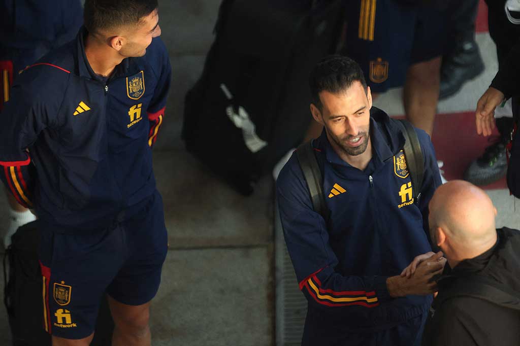 Delegasi Spanyol meninggalkan Doha pagi-pagi sekali dan mendarat di Bandara Adolfo Suarez Madrid-Barajas sekitar pukul 17.00 waktu setempat. Baik media maupun beberapa penggemar yang hadir tidak dapat melihat atau berbicara dengan para pemain saat mereka keluar melalui terminal eksekutif setelah mendarat di T4.