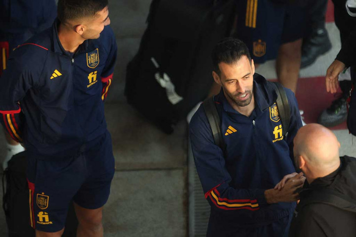 Delegasi Spanyol meninggalkan Doha pagi-pagi sekali dan mendarat di Bandara Adolfo Suarez Madrid-Barajas sekitar pukul 17.00 waktu setempat. Baik media maupun beberapa penggemar yang hadir tidak dapat melihat atau berbicara dengan para pemain saat mereka keluar melalui terminal eksekutif setelah mendarat di T4.