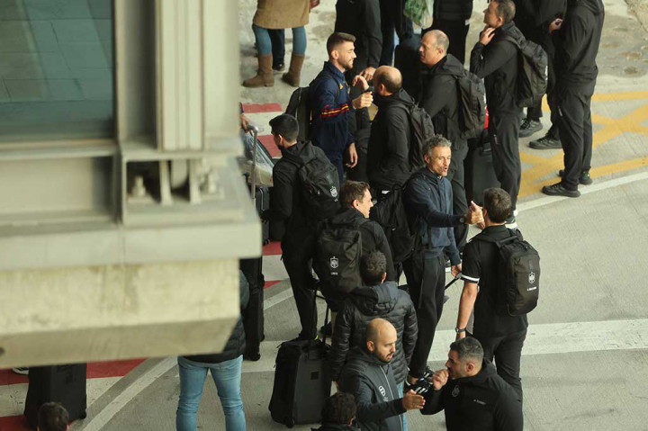 Melalui jendela dimungkinkan untuk melihat Luis Enrique mengucapkan selamat tinggal dengan pelukan kepada para pemain, sementara direktur olahraga Federasi Sepak Bola Kerajaan Spanyol (RFEF), Jose Francisco Molina, keluar terminal biasa tanpa meninggalkan pernyataan.