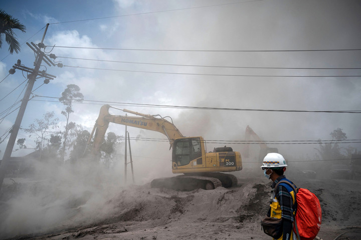 Petugas dari Kementerian Pekerjaan Umum dan Perumahan Rakyat membersihkan sisa material pasir akibat awan panas guguran (APG) Gunung Semeru di Dusun Kajar Kuning, Desa Sumberwuluh, Kecamatan Candipuro, Lumajang, Rabu, 7 Desember 2022.