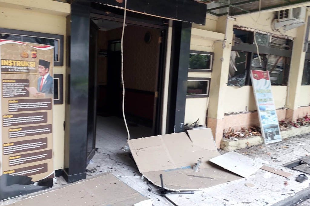 Ledakan bom bunuh diri terjadi di Kantor Polsek Astanaanyar, Kota Bandung, Jawa Barat, Rabu, 7 Desember 2022 pagi. Warga di sekitar lokasi yang mendengar ledakan tersebut langsung berhamburan ke luar bangunan.