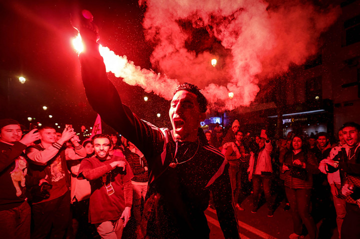 Timnas Maroko melaju ke perempat final Piala Dunia 2022 seusai menyingkirkan Spanyol melalui babak adu penalti, Rabu, 7 Desember 2022 dini hari WIB. Keberhasilan Singa Atlas tersebut disambut suka cita warga Maroko.