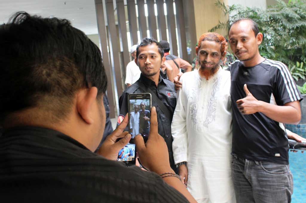 Umar Patek melayani permintaan foto selfi di sela menjadi pembicara sebuah seminar mahasiswa di Kota Malang, Jawa Timur, beberapa waktu lalu. Umar Patek secara resmi keluar dari Lapas Kelas I Surabaya, Jawa Timur, Rabu, 7 Desember 2022, untuk mengikuti program pembebasan bersyarat, setelah menjalani dua pertiga masa hukuman kurungan penjara.