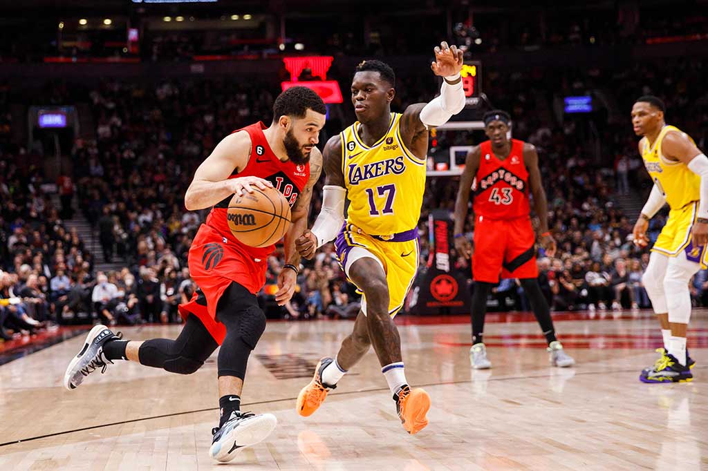 Absennya LeBron James dan Anthony Davis sangat berpengaruh pada kekuatan LA Lakers. Dennis Schroder dan Russell Westbrook giliran jadi tumpuan. Hanya saja tuan rumah yang dimotori Fred Van Vleet tampil cukup solid dan unggul 39-31 di kuarter pertama.
