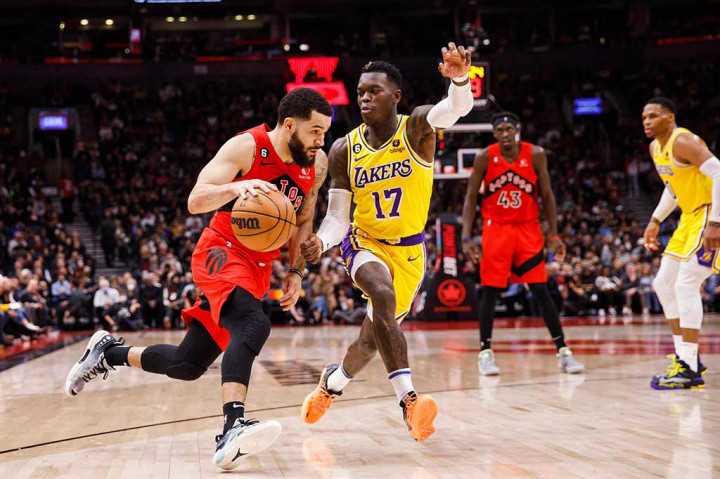 Absennya LeBron James dan Anthony Davis sangat berpengaruh pada kekuatan LA Lakers. Dennis Schroder dan Russell Westbrook giliran jadi tumpuan. Hanya saja tuan rumah yang dimotori Fred Van Vleet tampil cukup solid dan unggul 39-31 di kuarter pertama.