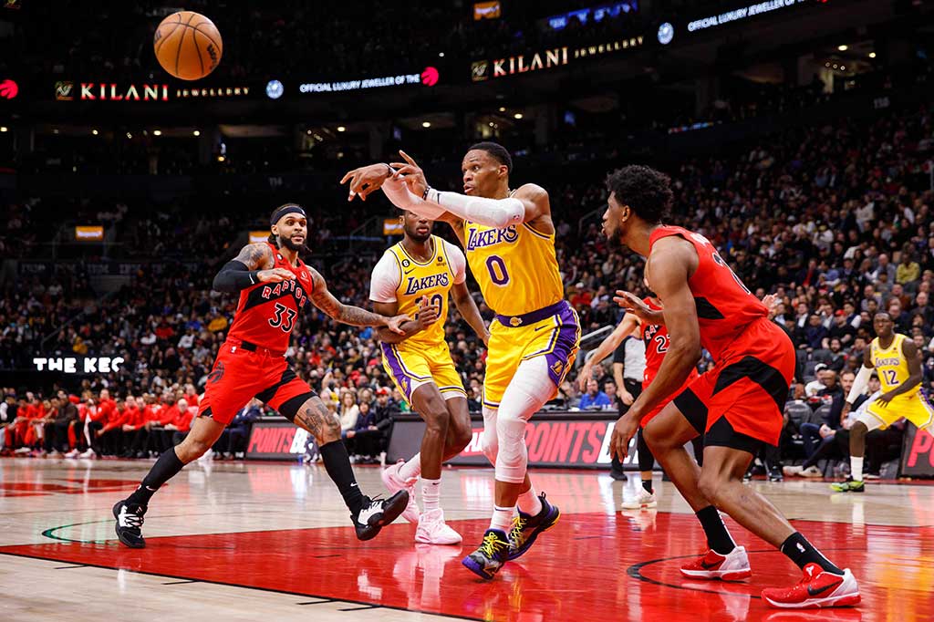 Meski teringgal jauh, Lakers mencoba bangkit di kuarter tiga. Poin demi poin diraih oleh Russell Westbrook dan kawan-kawan. Bahkan raihan poin di kuarter ini unggul 28-27. Namun, secara keseluruhan masih tertinggal 75-97.