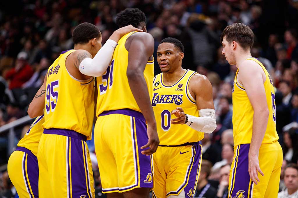 Di kuarter empat Lakers benar-benar tampil dominan. Bahkan tujuh pemainnya mampu mengemas dua digit poin. Lakers pun sukses mengemas poin 38 banding 29. Namun di akhir laga tim tamu harus mengakui keunggulan Raptors dengan 126-113.