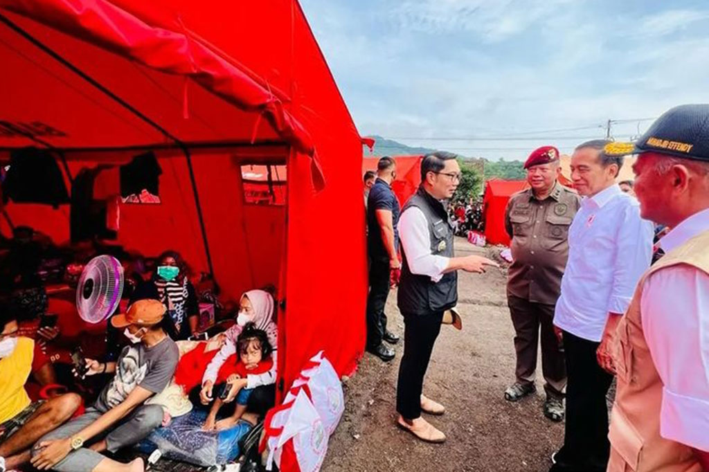 Presiden menyapa dan meninjau para pengungsi yang sudah hampir tiga pekan berada di posko bencana gempa bumi Badan Intelijen Negara (BIN) di Desa Cijedil, Kecamatan Cugenang, Kabupaten Cianjur, Provinsi Jawa Barat, Kamis, 8 Desember 2022.