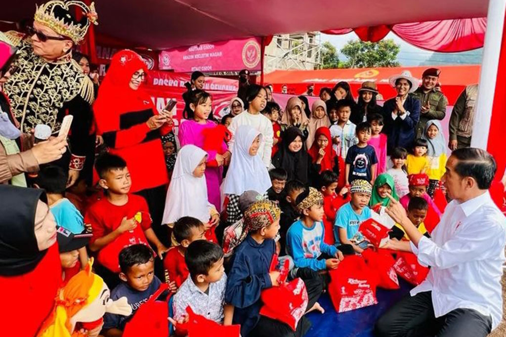 Presiden juga menyampaikan bahwa dirinya telah memutuskan menambah besaran bantuan bagi rumah rusak berat, sedang dan ringan. Tadinya bantuan yang disiapkan untuk rumah rusak berat sebesar Rp50 juta, untuk rusak sedang Rp25 juta, dan untuk rusak ringan Rp10 juta.