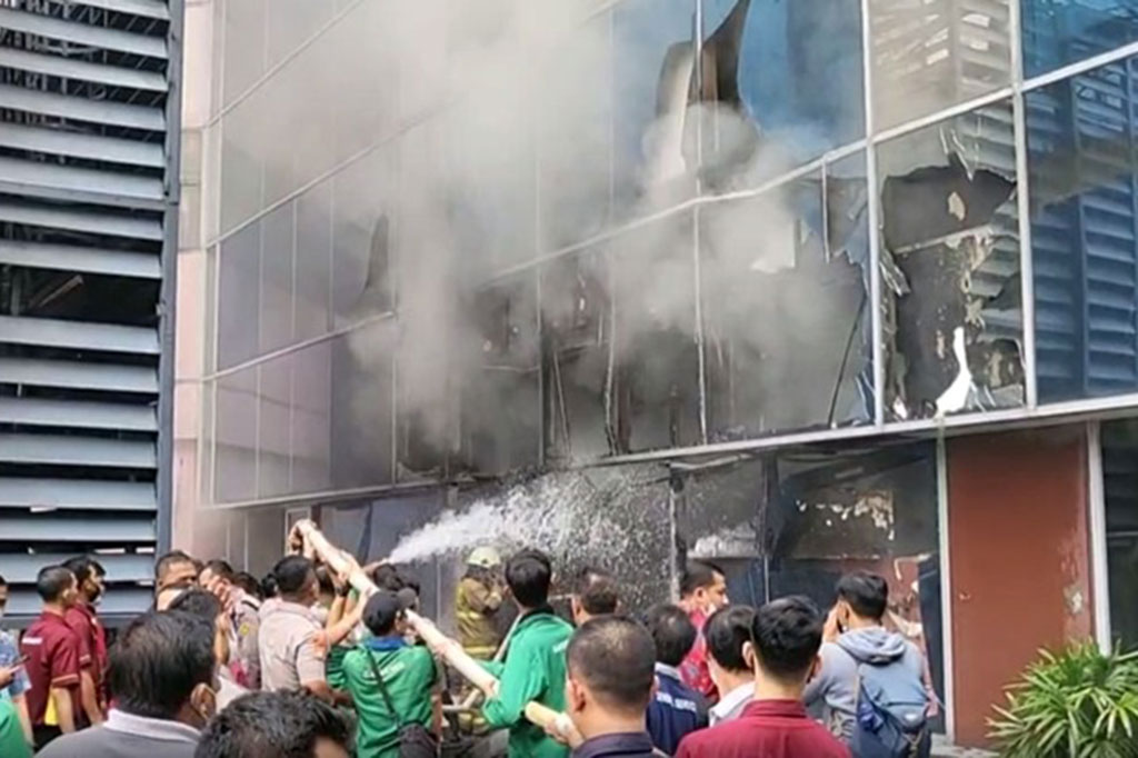 Pelaksana tugas (Plt.) Kepala Suku Dinas Gulkarmat Jakarta Selatan Sugeng Wiyono menyatakan operasi pemadaman dimulai pukul 11.15 WIB dan pada sekitar pukul 13.05 WIB masih dalam proses pendinginan.