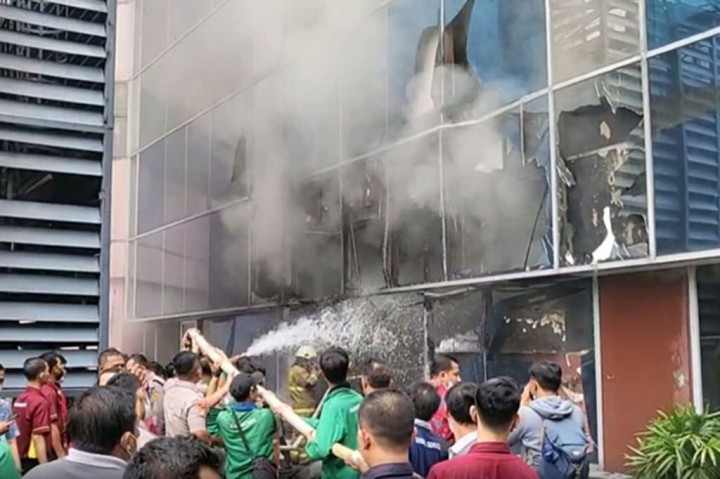 Pelaksana tugas (Plt.) Kepala Suku Dinas Gulkarmat Jakarta Selatan Sugeng Wiyono menyatakan operasi pemadaman dimulai pukul 11.15 WIB dan pada sekitar pukul 13.05 WIB masih dalam proses pendinginan.