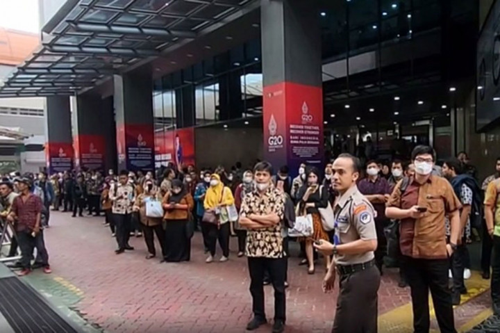 Menurut Sugeng, tidak ada korban jiwa dan yang terluka dalam peristiwa itu dan kondisi saat ini sedang dilakukan penyisiran agar tidak ada penjalaran kembali. 