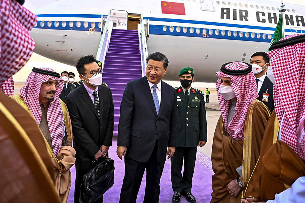 Tiba di Bandara Internasional King Khalid, Xi disambut oleh Menteri Luar Negeri Saudi Pangeran Faisal bin Farhan dan Gubernur Riyadh Pangeran Faisal bin Bandar al-Saud.