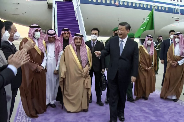 Selain menghadiri Konferensi Tingkat Tinggi Tiongkok-Arab dan Dewan Kerja Sama Tiongkok-Negara Teluk (GCC), Xi juga akan bertemu dengan Raja Arab Saudi Salman bin Abdulaziz Al Saud, kata juru bicara Kementerian Luar Negeri Tiongkok Hua Chunying di Beijing, Rabu.