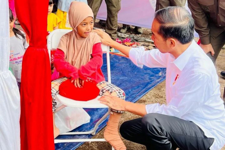 Presiden Joko Widodo menyapa seorang anak korban gempa Cianjur, Jawa Barat bernama Afikah yang kakinya terluka tertimpa reruntuhan bangunan akibat gempa. 
