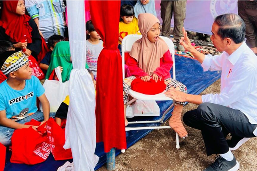 Jokowi mengatakan Afikah yang masih duduk di kelas II sekolah dasar untuk sementara masih tinggal di pengungsian bersama kedua orang tuanya. 