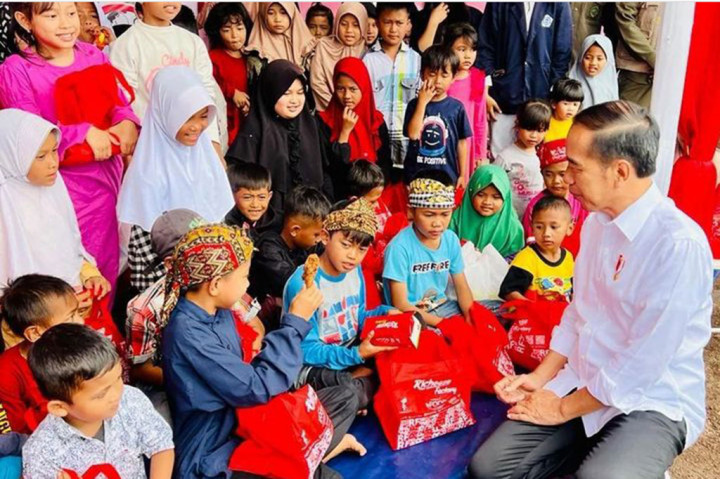 Pada kesempatan tersebut, Presiden juga memberikan bingkisan untuk anak-anak yang tinggal di posko bencana gempa bumi tersebut.