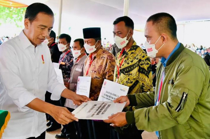 Selain meninjau posko bencana gempa bumi di Desa Cijedil dan melihat dari dekat salah satu sekolah yang rusak di Desa Benjot, Presiden juga berkunjung ke Kecamatan Karangtengah untuk menyerahkan bantuan stimulan rumah kepada warga dan ahli waris korban bencana gempa bumi Cianjur. 