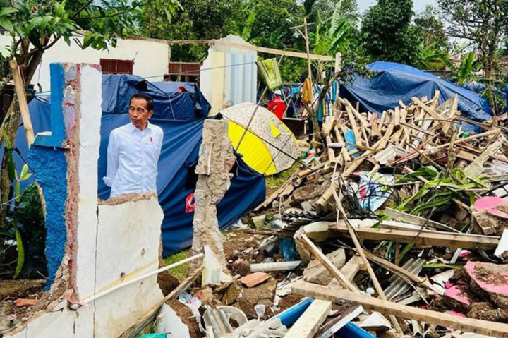 Saat meninjau SDN Sukamaju 1 yang rusak, Presiden menginstruksikan Menteri Pekerjaan Umum dan Perumahan Rakyat Basuki Hadimuljono untuk dapat menyelesaikan pembangunan ulang gedung sekolah tersebut dalam jangka waktu tiga bulan.
