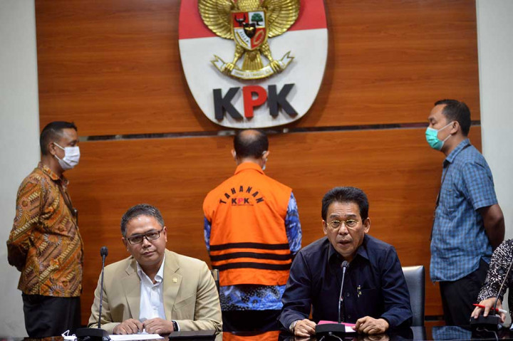 Wakil Ketua KPK Johanis Tanak (kanan) didampingi Komisioner Komisi Yudisial Binziad Kadafi memberikan keterangan terkait penahanan tersangka kasus dugaan suap penanganan perkara di Mahkamah Agung (MA) Gazalba Saleh (belakang) di gedung KPK, Jakarta, Kamis, 8 Desember 2022.