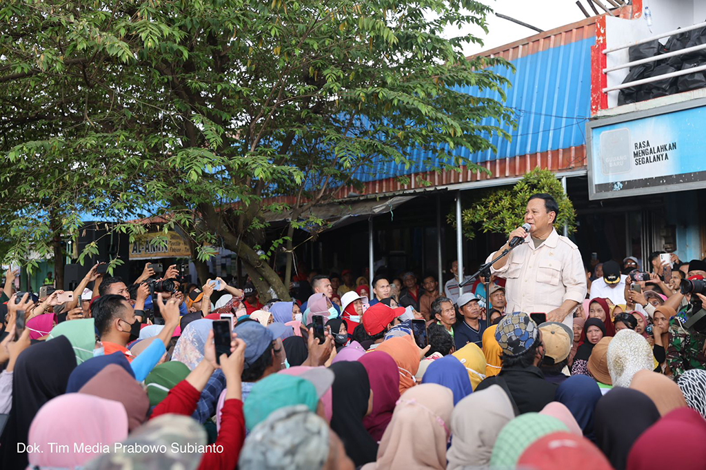 Menteri Pertahanan Prabowo Subianto berkunjung ke Pasar Gondanglegi, Malang untuk berdialog dengan para pedagang pasar, Kamis, 8 Desember 2022. Prabowo menyampaikan pesan utama kepada para pedagang untuk menjaga kerukunan dan senantiasa bekerja sama. “Kita harus sejuk, rukun dan bekerja sama. Kita tidak boleh gaduh,” katanya.