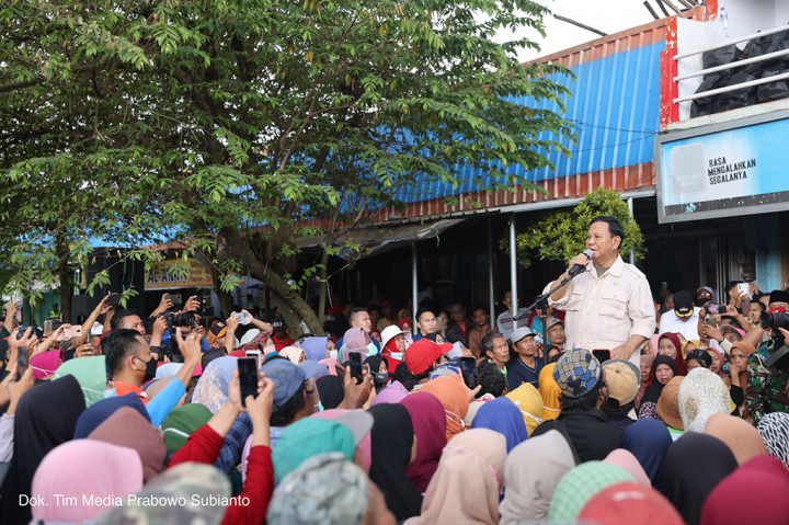 Menteri Pertahanan Prabowo Subianto berkunjung ke Pasar Gondanglegi, Malang untuk berdialog dengan para pedagang pasar, Kamis, 8 Desember 2022. Prabowo menyampaikan pesan utama kepada para pedagang untuk menjaga kerukunan dan senantiasa bekerja sama. “Kita harus sejuk, rukun dan bekerja sama. Kita tidak boleh gaduh,” katanya.