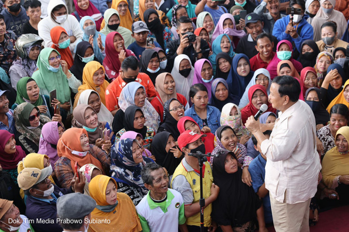 Usai bernyanyi bersama, Prabowo mengajak warga dan para pedagang untuk tidak lupa melantunkan doa untuk Ibu masing-masing yang dilanjutkan dengan membaca surah Al-Fatihah.