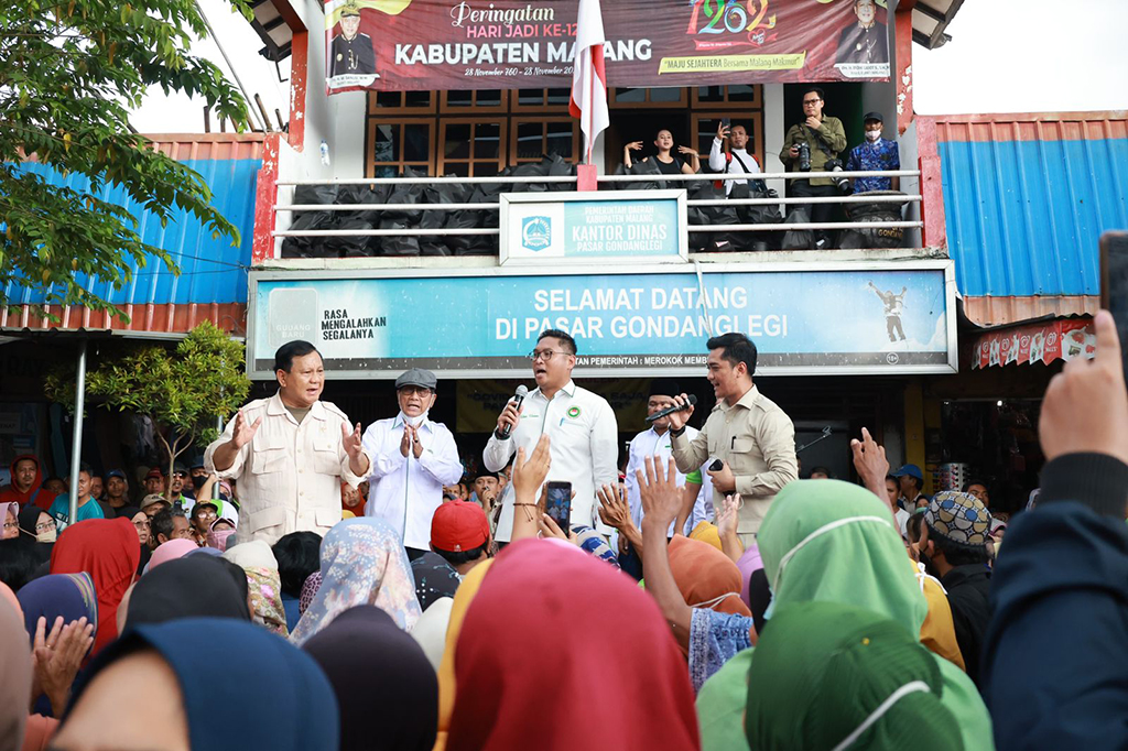 Prabowo juga sempat mengajak para warga di sekitar pasar untuk bernyanyi bersama lagu 'Kasih Ibu' ciptaan Mochtar Embut, sebagai pengingat untuk menghormati Ibu dan mempererat kebersamaan.
