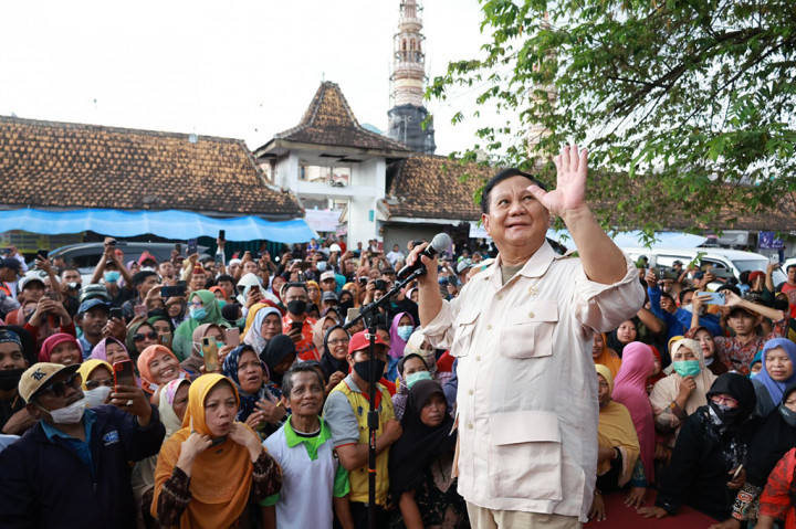 Prabowo mengungkapkan alasan di balik ajakannya untuk menyanyikan lagu tersebut. Menurutnya, semua orang termasuk dirinya bisa ada di dunia hingga saat ini berkat seorang ibu. Ia pun mengingatkan bahwa surga berada di telapak kaki ibu.