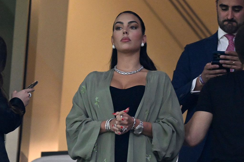 Georgina Rodriguez mengenakan perhiasan super mewah bernilai total lebih dari £1,8 juta (sekitar Rp34 miliar), saat menonton laga timnas Portugal melawan Swiss pada babak 16 besar Piala Dunia 2022, di mana sang pacar, Cristiano Ronaldo duduk di bangku cadangan.