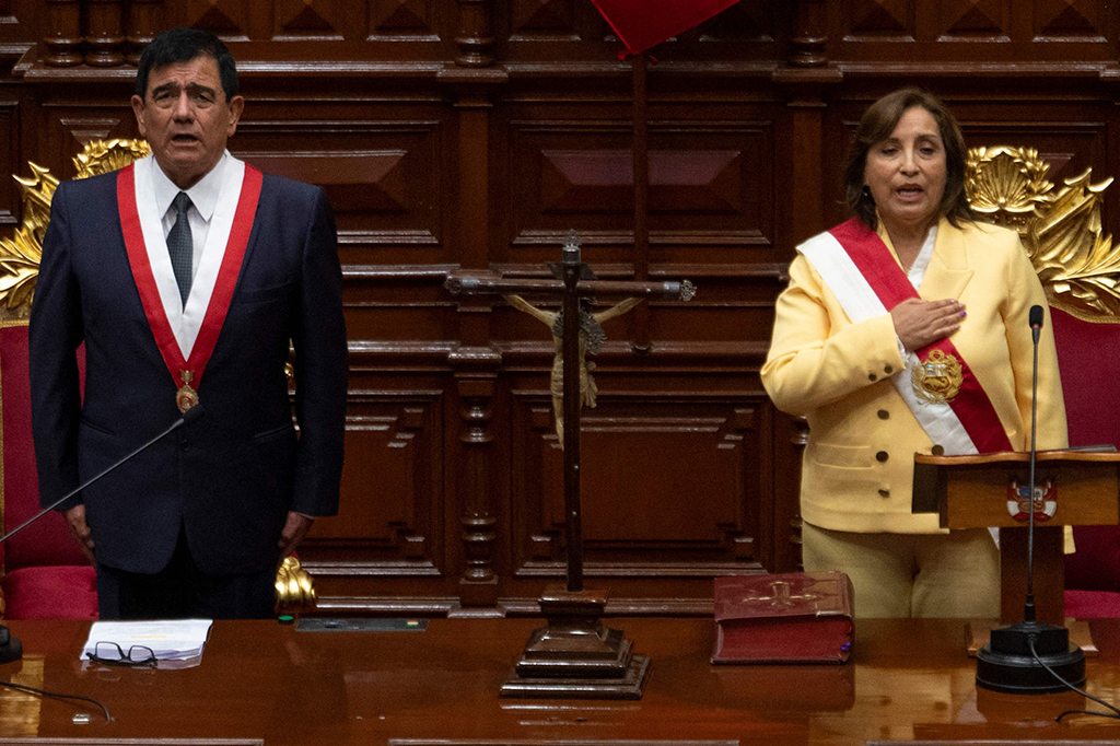 Dina Boluarte hampir tidak dikenal di kancah politik Peru satu setengah tahun yang lalu, ketika dia mulai menjabat pada Juli 2021 sebagai Wakil Presiden mendampingi Pedro Castillo.