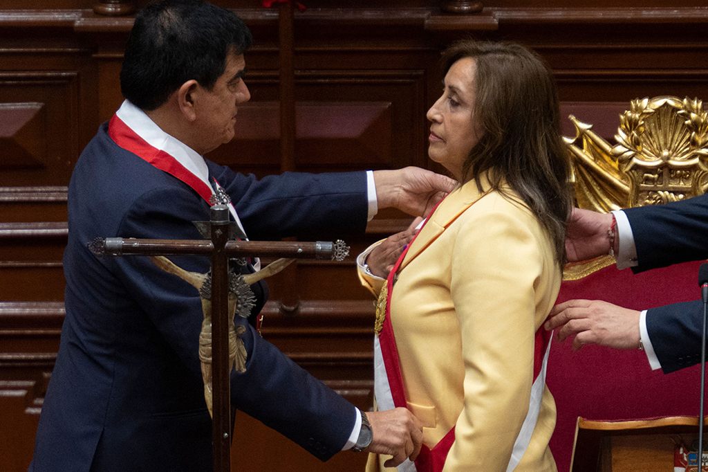 Presiden Kongres Peru Jose Williams Zapata (kiri) mengambil sumpah Dina Boluarte  sebagai Presiden baru beberapa jam setelah Presiden Pedro Castillo dimakzulkan, di Lima, pada Rabu, 7 Desember 2022 waktu setempat.