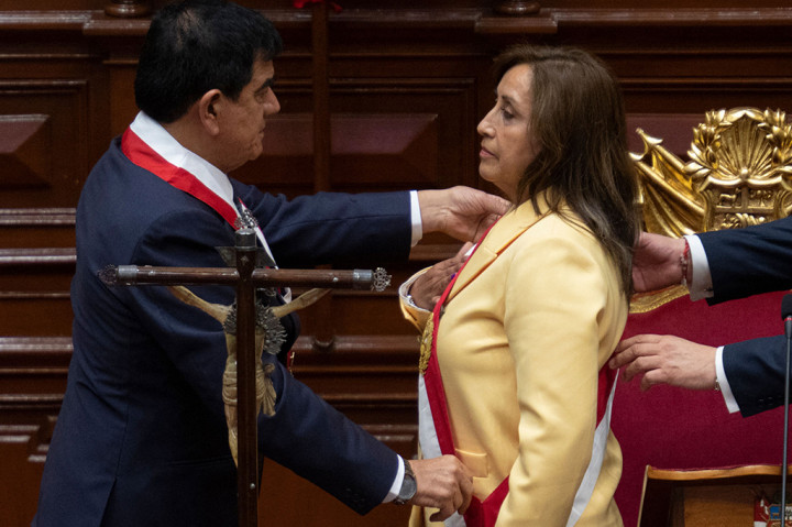 Presiden Kongres Peru Jose Williams Zapata (kiri) mengambil sumpah Dina Boluarte  sebagai Presiden baru beberapa jam setelah Presiden Pedro Castillo dimakzulkan, di Lima, pada Rabu, 7 Desember 2022 waktu setempat.
