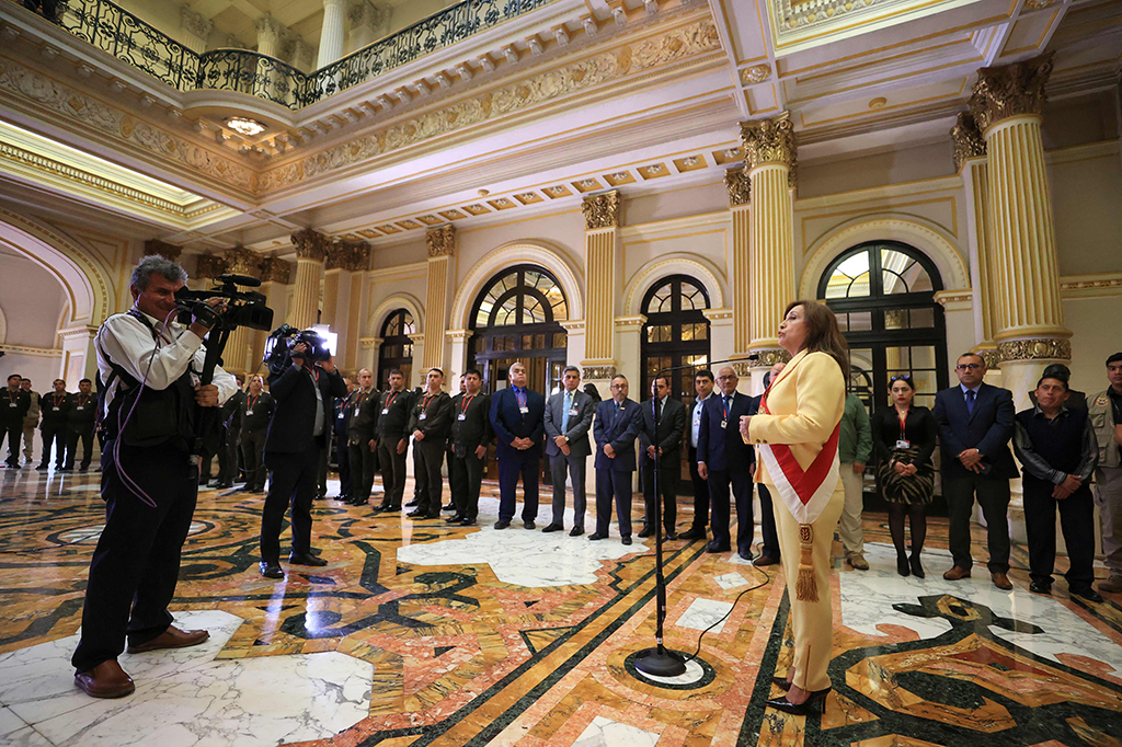 Seorang pengacara dan ibu berusia 60 tahun, Boluarte menjadi salah satu wajah paling terkenal di pemerintahan Castillo karena posisinya sebagai Menteri Pembangunan dan Inklusi Sosial, jabatan yang dipegangnya bersamaan dengan wakil presiden hingga dua minggu lalu.