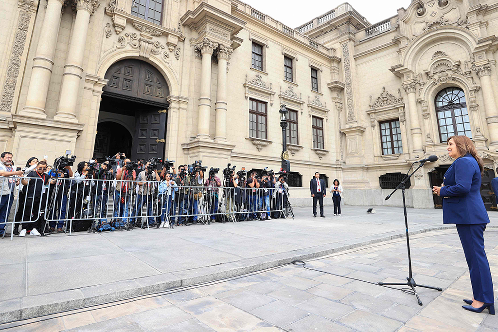 Hanya dua hari yang lalu, Boluarte nyaris didiskualifikasi dari jabatan publik yang dia pegang selama 10 tahun, setelah komisi kongres menolak pengaduan bahwa dia melakukan dugaan pelanggaran konstitusi. Pengawas keuangan negara menuduhnya memegang posisi pribadi dan publik pada saat yang sama, sesuatu yang dilarang menurut hukum Peru.