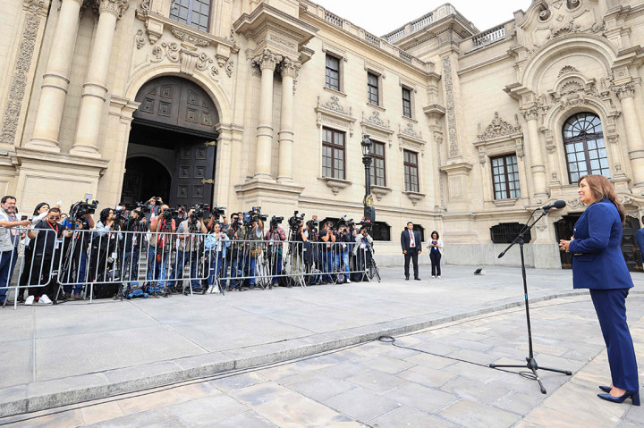 Hanya dua hari yang lalu, Boluarte nyaris didiskualifikasi dari jabatan publik yang dia pegang selama 10 tahun, setelah komisi kongres menolak pengaduan bahwa dia melakukan dugaan pelanggaran konstitusi. Pengawas keuangan negara menuduhnya memegang posisi pribadi dan publik pada saat yang sama, sesuatu yang dilarang menurut hukum Peru.