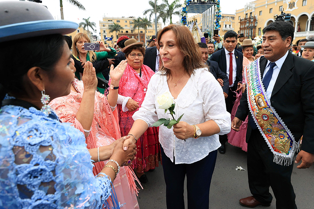 Menurut Kantor Pengawas Keuangan, Boluarte telah menandatangani dokumen sebagai presiden klub setelah dia menduduki jabatan pemerintahannya. Dia mengaku menandatangani dokumen, tetapi mengutip berbagai alasan birokrasi untuk melakukannya. Klub itu terdiri dari orang-orang yang seperti dia, tinggal di Lima tetapi berasal dari Apurimac, sebuah wilayah di tenggara negara itu.
