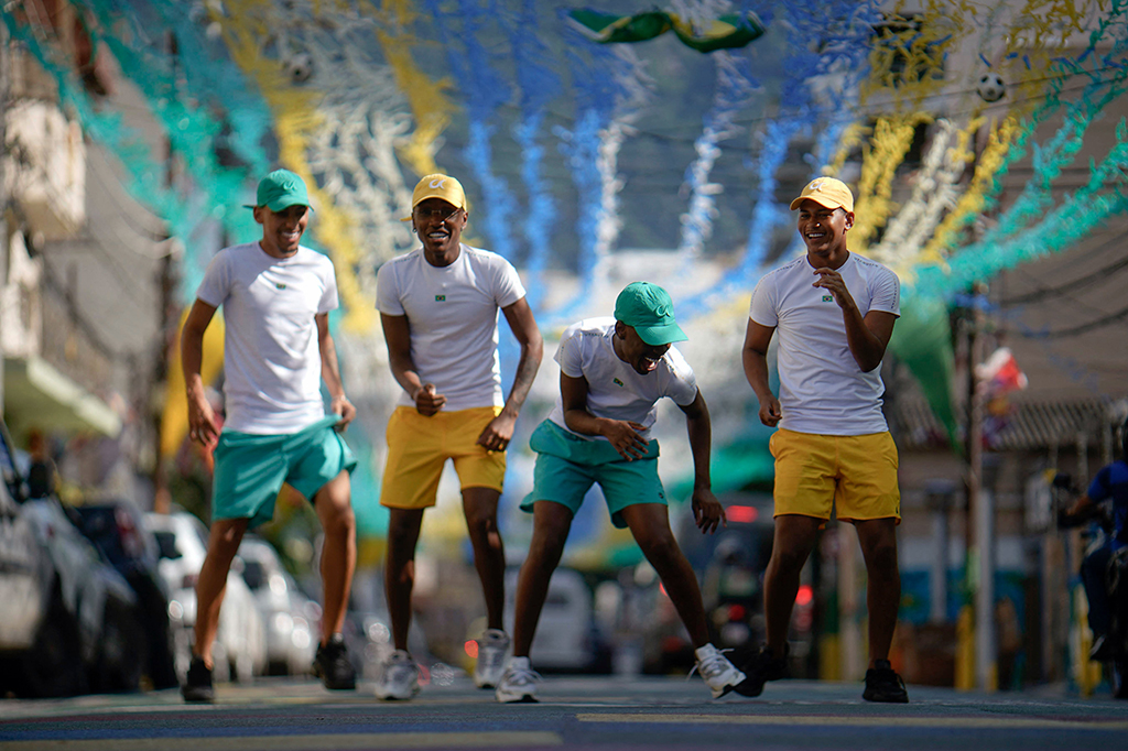 Grup ini menjadi terkenal setelah pemain sepak bola Brasil Neymar Jr dan Vinicius Jr  menari lagu mereka 'Pagodao do Birimbola' usai menjebol gawang lawan selama Piala Dunia 2022 Qatar.