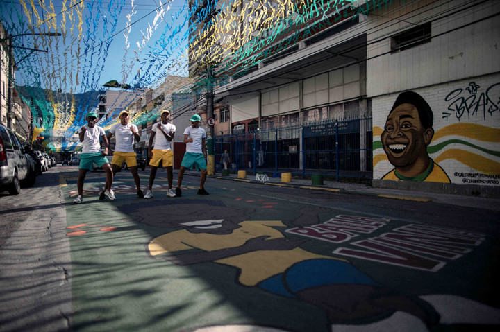 Pemain Brasil berhutang budi kepada empat musisi personel Os Quebradeiras, atas gerakan eye-cathing mereka. Band ini terdiri dari Kauan Monteiro (Zele), Gustavo Rosa (Gustavinho), Raphael Carlos (RK), dan Lucas Alves (LC). Saat ini, lagu itu menjadi salah satu lagu paling populer TikTok di Brasil.