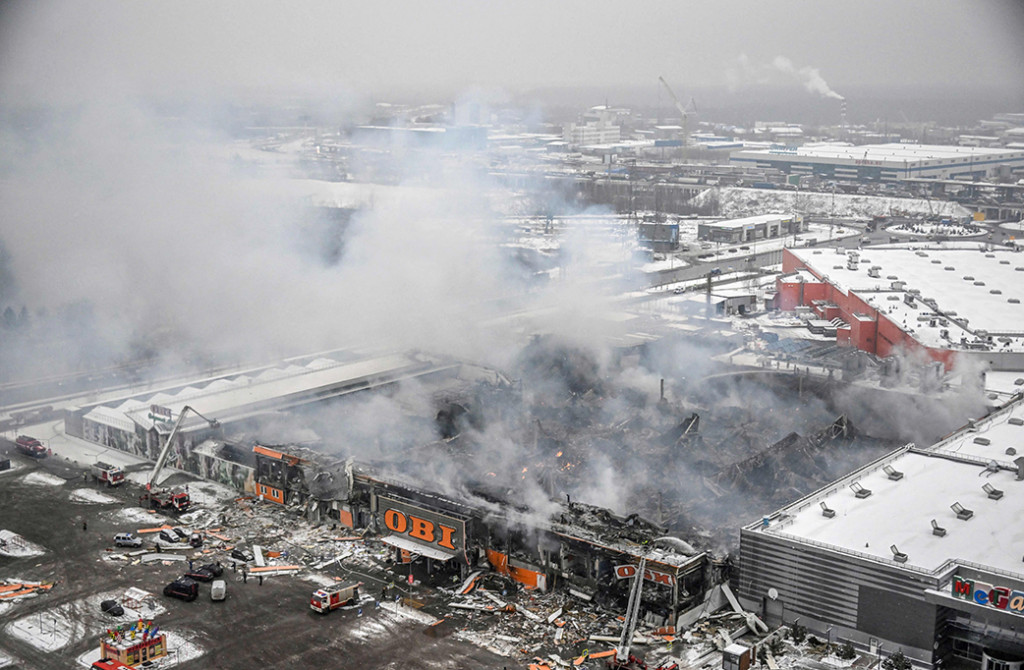 Sedikitnya satu orang tewas dalam kobaran api besar seukuran lapangan sepak bola di pusat perbelanjaan dan hiburan, di pinggiran utara Moskow, Jumat, 9 Desember 2022 dini hari waktu setempat.