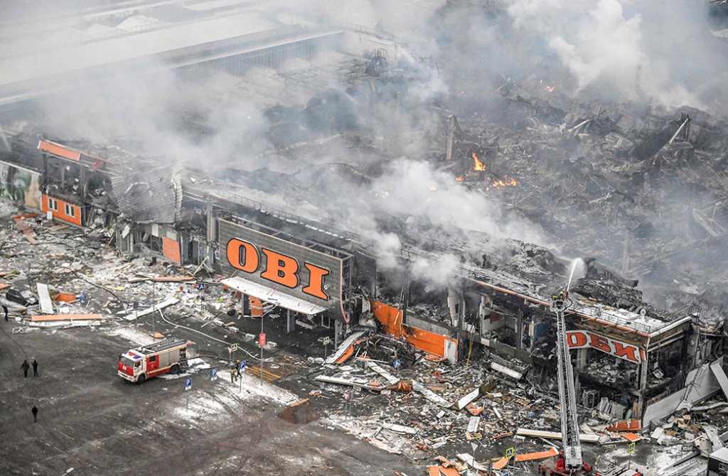 Lebih dari 70 petugas dan 20 truk pemadam kebakaran bekerja di lokasi, kata layanan darurat, sembari menambahkan bahwa pekerjaan mereka terhambat karena desain bangunan tersebut.