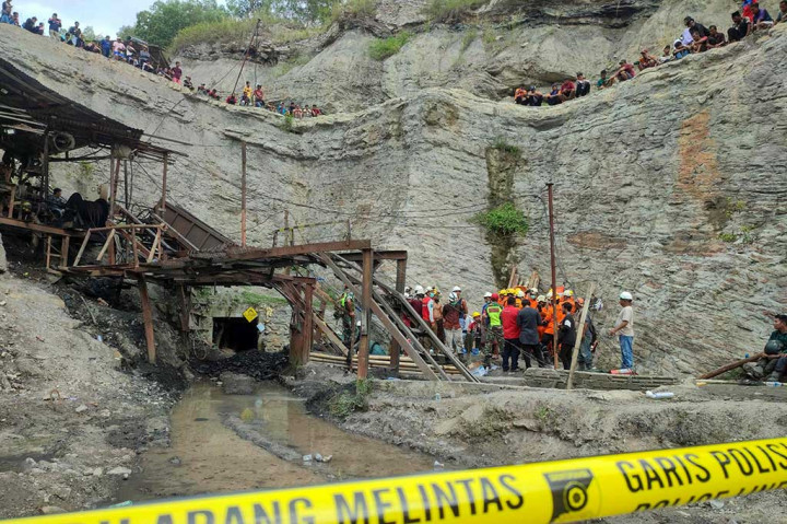 Warga dan penambang yang selamat menyaksikan tim SAR mengevakuasi korban tewas dan luka-luka akibat ledakan tambang batu bara di Sawahlunto, Sumatrera Barat pada Jumat, 9 Desember 2022.