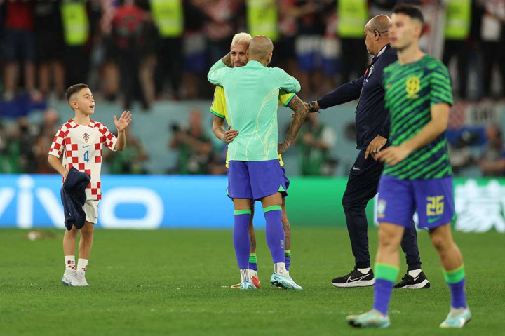 Piala Dunia 2022 Qatar tidak kekurangan momen yang luar biasa. Momen putra gelandang Kroasia, Ivan Perisic yang menghibur superstar Brasil, Neymar pasti akan menjadi salah satunya. Leo memasuki lapangan setelah peluit akhir dan berlari ke tempat Neymar berdiri bersama rekan satu timnya yang termenung.