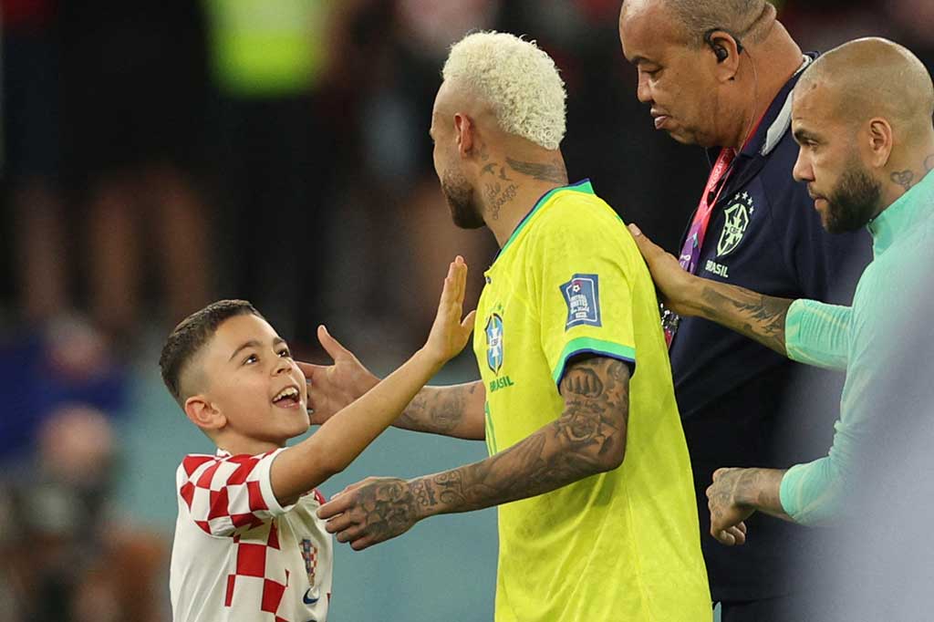 Awalnya Neymar membelakanginya. Tapi Leo kemudian menepuk pundak bintang Brasil tersebut untuk menarik perhatiannya.