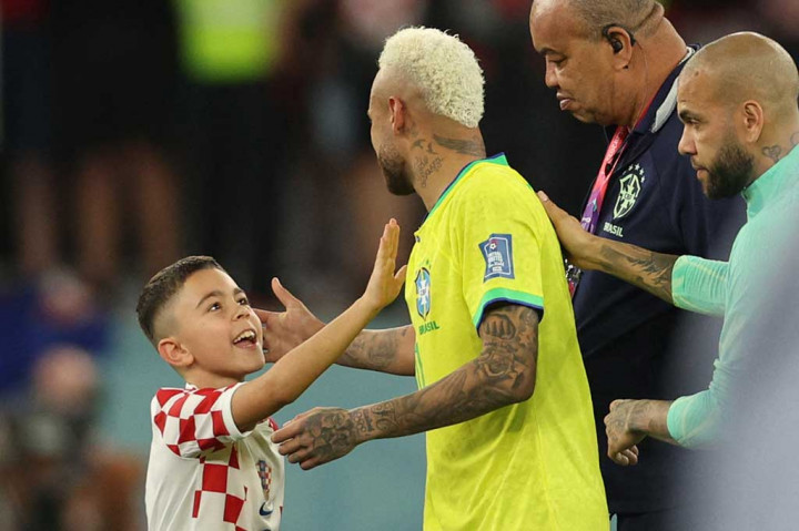 Awalnya Neymar membelakanginya. Tapi Leo kemudian menepuk pundak bintang Brasil tersebut untuk menarik perhatiannya.