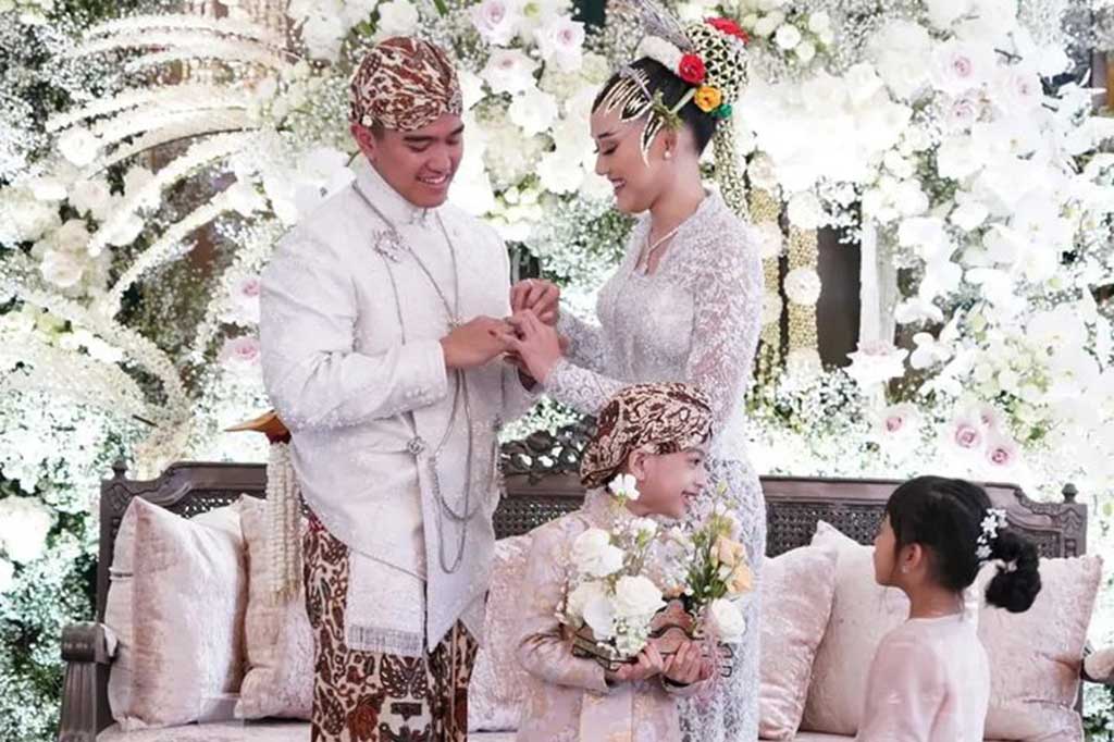 Sebagai mahar, Kaesang memberikan seperangkat alat salat, uang Rp300 ribu, dan empat logam mulia seberat 10,12, 20, dan 22 gram.