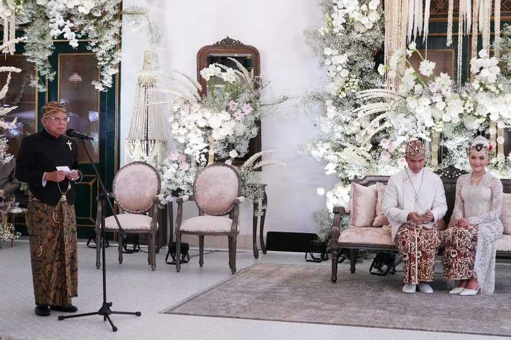 Setelah akad, Wapres kemudian menyampaikan khotbah nikah dan doa kepada Kaesang dan Erina Sofia Gudono.